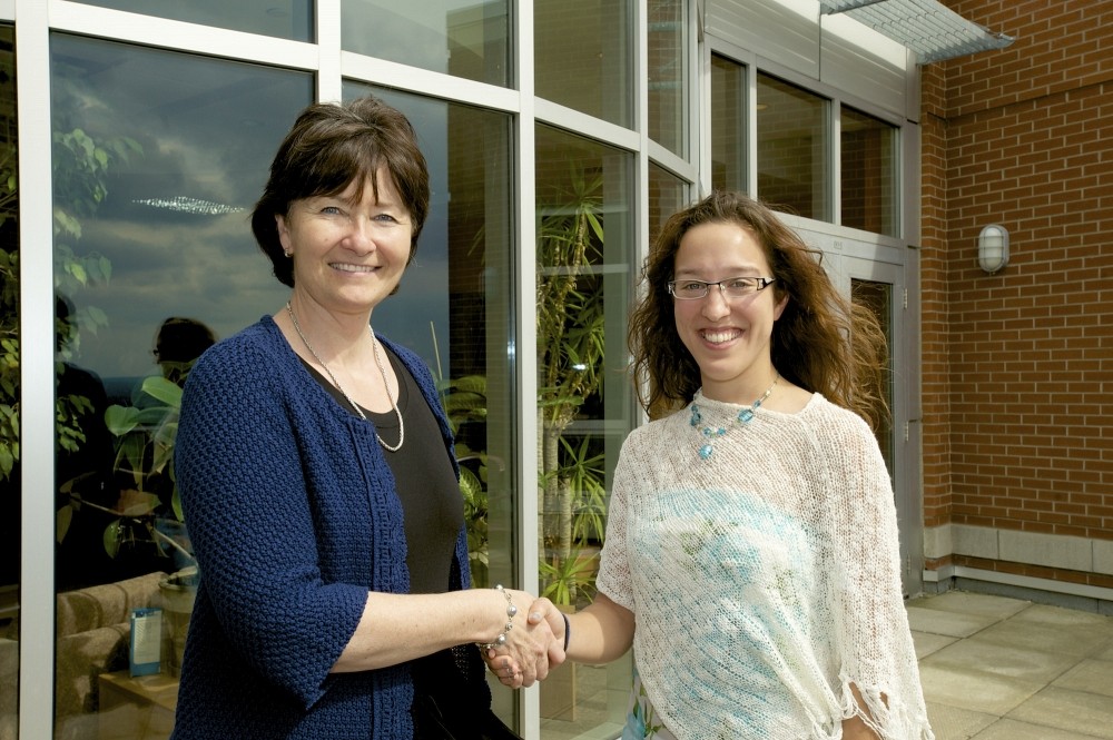La doyenne Francine Turmel en compagnie d'&Eacute;velyne Beaudin, &eacute;tudiante &agrave; la ma&icirc;trise en &eacute;conomique.