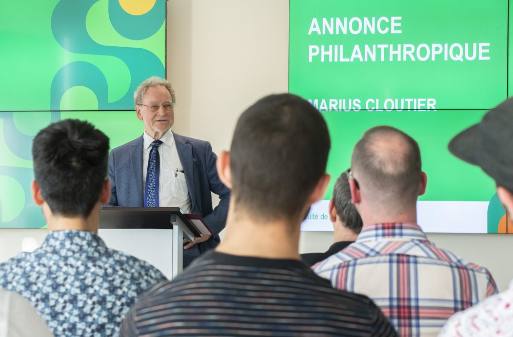 M. Marius Cloutier a pris la parole lors de l'annonce de son don.