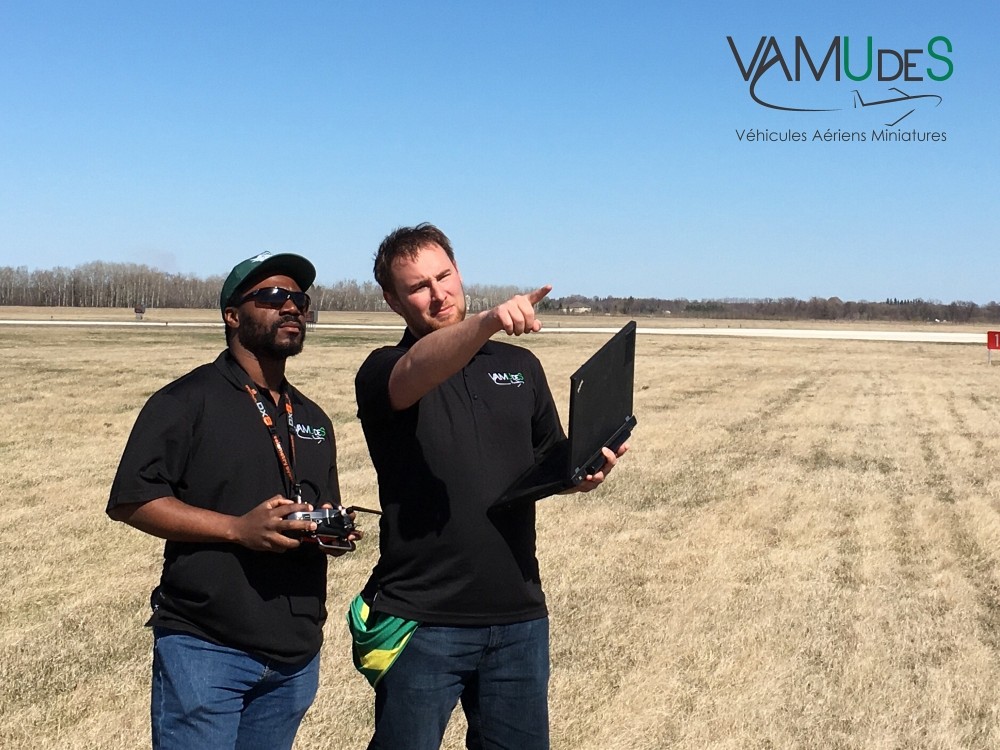 Deux membres de VAMUdeS, les champions 2016 de la comp&eacute;tition &eacute;tudiante universitaire&nbsp;Unmanned Systems Canada