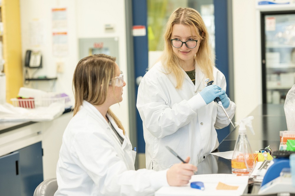 Le programme de biochimie de la sant&eacute; permet d'&eacute;tudier les propri&eacute;t&eacute;s des diff&eacute;rentes biomol&eacute;cules et les interactions mol&eacute;culaires qui se d&eacute;roulent au sein des cellules et au c&oelig;ur de l&rsquo;ADN.