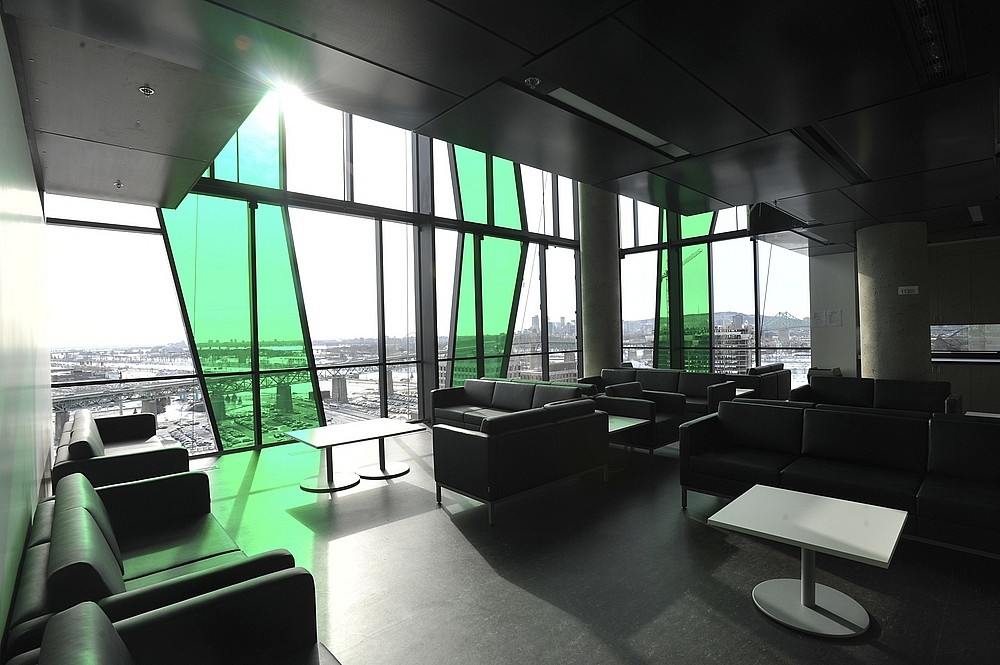 Un salon du Campus de Longueuil, avec la vue sur la m&eacute;tropole et le pont Jacques-Cartier.