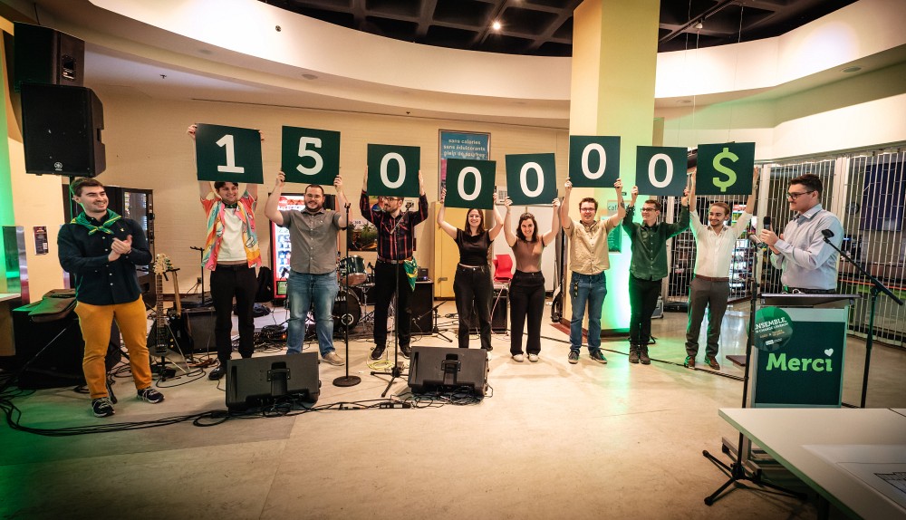 Les membres de l'AGEG portant fi&egrave;rement les pancartes sur lesquelles on peut lire le montant donn&eacute; au projet d'agrandissement de la Facult&eacute; de g&eacute;nie. De gauche &agrave; droite&nbsp;:&nbsp;&Eacute;tienne Renaud, &Eacute;tienne Provencher, L&eacute;andre Bouchard, Christophe Boiteux, Alice Nada&iuml;, Sara Tessier, Nataniel St-Onge, &Eacute;douard Moffet, Vincent Lavall&eacute;e et Alexandre Baril.