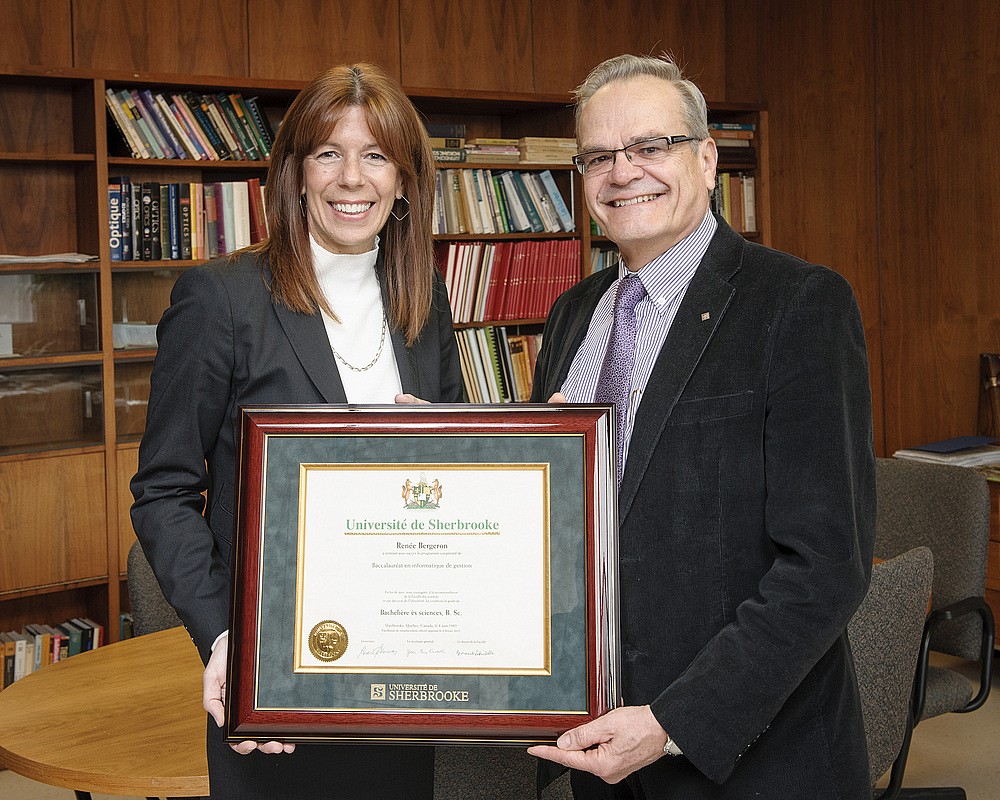 Ren&eacute;e Bergeron, dipl&ocirc;m&eacute;e en informatique de gestion de l'UdeS en 1985, a re&ccedil;u une r&eacute;&eacute;dition de son dipl&ocirc;me des mains du doyen de la Facult&eacute; des sciences, le Pr Serge Jandl