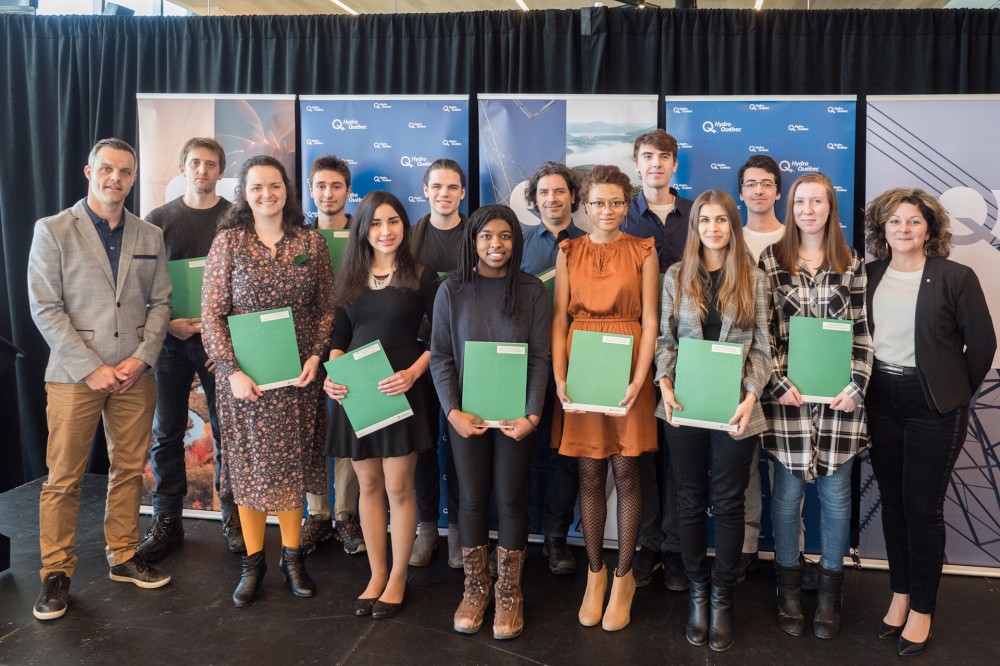 Monsieur Micha&euml;l Riendeau, Chef Maintenance Transport chez Hydro-Qu&eacute;bec (&agrave; gauche) et Pre Anick Lessard, doyenne de la Facult&eacute; des lettres et sciences humaines (&agrave; droite), entourent les &eacute;tudiantes et &eacute;tudiants de 1er cycle de la Facult&eacute; des lettres et sciences humaines qui sont r&eacute;cipiendaires des bourses Hydro-Qu&eacute;bec.