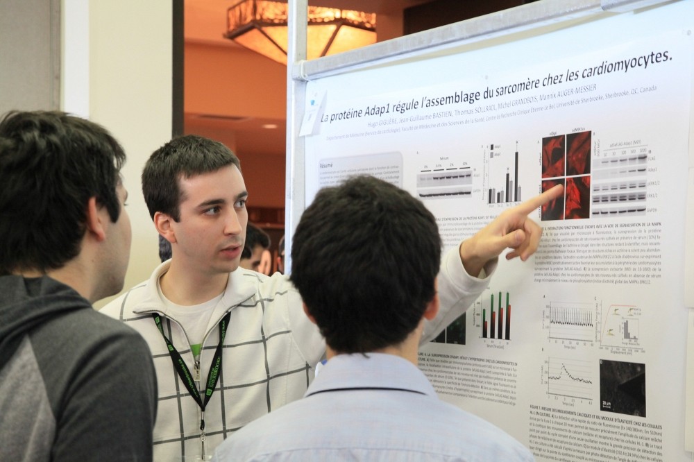 Un &eacute;tudiant pr&eacute;sente son affiche scientifique