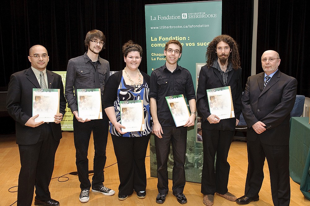 Les r&eacute;cipiendaires des bourses CJWL, Rodrigo Cortina Rivas, Olivier Laroche, Rosie-Anne B&eacute;rub&eacute;-Bernier, Eric Charbonneau et Louis T&eacute;trault, accompagn&eacute;s du donateur Ted Sylver, directeur des programmes pour Ottawa Media.