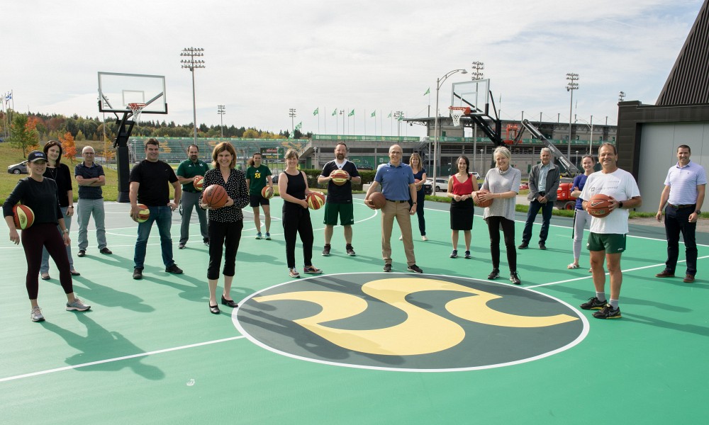 Plusieurs personnes, dont le recteur Pierre Cossette, la rectrice adjointe Denyse R&eacute;millard, la doyenne de la Facult&eacute; des sciences de l'activit&eacute; physique, Isabelle Dionne, et le directeur du Service du sport et de l'activit&eacute; physique, Jean-Pierre Boucher, ont inaugur&eacute; le nouveau terrain de basketball ouvert en libre acc&egrave;s d&egrave;s maintenant &agrave; toute la communaut&eacute; universitaire.