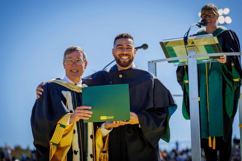 Pr Jean-Pierre Perreault, recteur de l'Universit&eacute; de Sherbrooke et Marwan Besrour, r&eacute;cipiendaire de la m&eacute;daille d'or acad&eacute;mique de la Gouverneure g&eacute;n&eacute;rale du Canada pendant la c&eacute;r&eacute;monie institutionnelle de la Collation des grades.