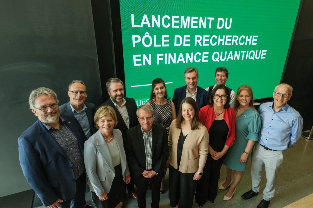 &Agrave; partir de la gauche : Pr&nbsp;Vincent Aimez, v.-rect., UdeS; &Eacute;lisabeth Bri&egrave;re, d&eacute;put&eacute;e de Sherbrooke; Pr&nbsp;Jean Roy, doyen, UdeS; Pr&nbsp;Alain B&eacute;langer, coresponsable du p&ocirc;le; Barton Wallace, gest. principal de portefeuille, CDPQ; Pre Anne MacKay, coresponsable du p&ocirc;le; Pre&nbsp;Claudia Champagne, vice-doyenne, UdeS; Marie-Claude Soucy, v.-p. AMF; Jean-Fran&ccedil;ois B&eacute;rub&eacute;, v.-p., CDPQ; Genevi&egrave;ve H&eacute;bert, d&eacute;put&eacute;e de Saint-Fran&ccedil;ois; Christian Sarra-Bournet, dir. ex., UdeS; Pr Pierre Cossette, recteur, UdeS.