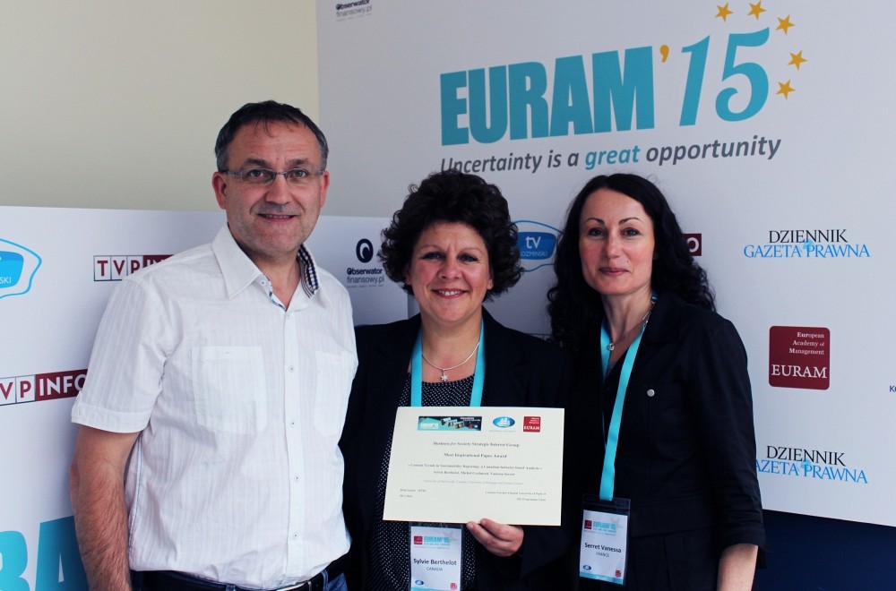 Sur cette photo, les professeurs Michel Coulmont et&nbsp;Sylvie Berthelot du D&eacute;partement de Sciences comptables de la Facult&eacute; d'administration de l'Universit&eacute; de Sherbrooke ainsi que Vanessa Serret, co-chercheure de l'Universit&eacute; de Bretagne-Sud.