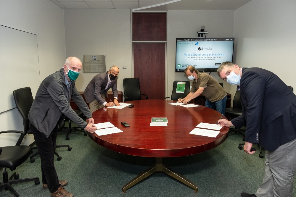 Les signataires du nouveau protocole&nbsp;(de gauche &agrave; droite) : Pr&nbsp;Jean Goulet, vice-recteur aux ressources humaines; Pr&nbsp;Pierre Cossette, recteur; Pr&nbsp;Patrick McDonald, pr&eacute;sident de l&rsquo;APPFMUS; et Pr&nbsp;Fernand Pierre Gendron, conseiller &agrave; l&rsquo;APPFMUS.