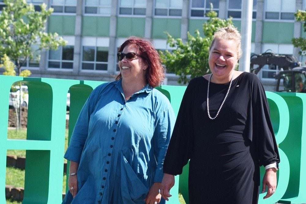 Nancy Granger, vice-doyenne &agrave; la formation continue et aux &eacute;tudes sup&eacute;rieures, et&nbsp;Anne Lessard, doyenne de la Facult&eacute; d'&eacute;ducation