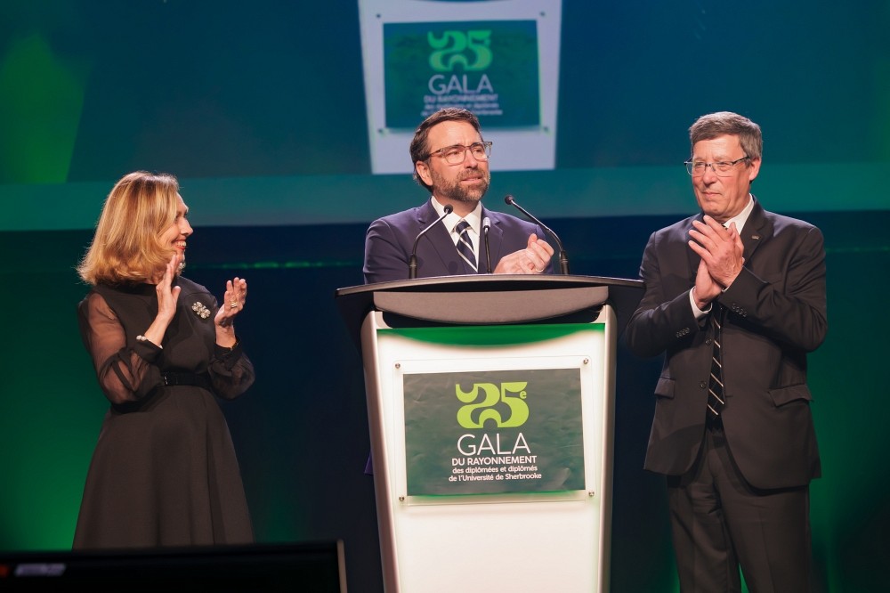 Monique Leroux, copr&eacute;sidente d&rsquo;honneur de la Grande Campagne, David W. Tremblay, pr&eacute;sident du conseil d&rsquo;administration de La Fondation, et le recteur de l&rsquo;Universit&eacute; de Sherbrooke, Pr Perreault, ont annonc&eacute; l&rsquo;atteinte de l&rsquo;objectif de 250 M$ devant les invit&eacute;s du Gala.