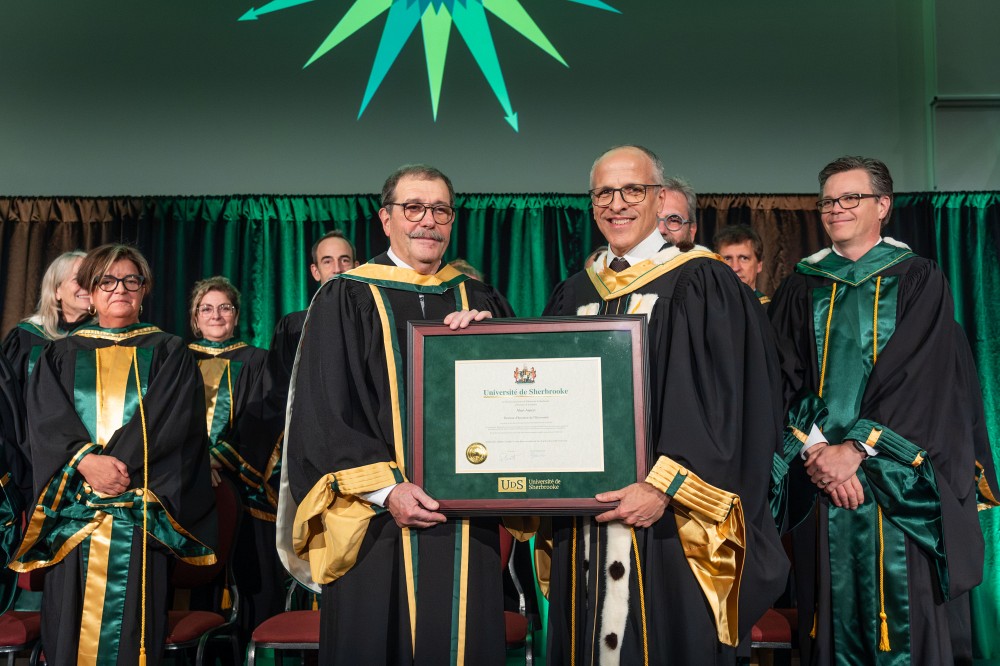 Le professeur Alain Aspect, nouveau docteur d'honneur de l'UdeS, est colaur&eacute;at du prix Nobel de physique 2022, professeur &agrave; l'Institut d'Optique &ndash; Universit&eacute; Paris-Saclay, professeur &agrave; l&rsquo;&Eacute;cole Polytechnique &ndash; Institut Polytechnique de Paris, et directeur de Recherche &eacute;m&eacute;rite &ndash; CNRS.