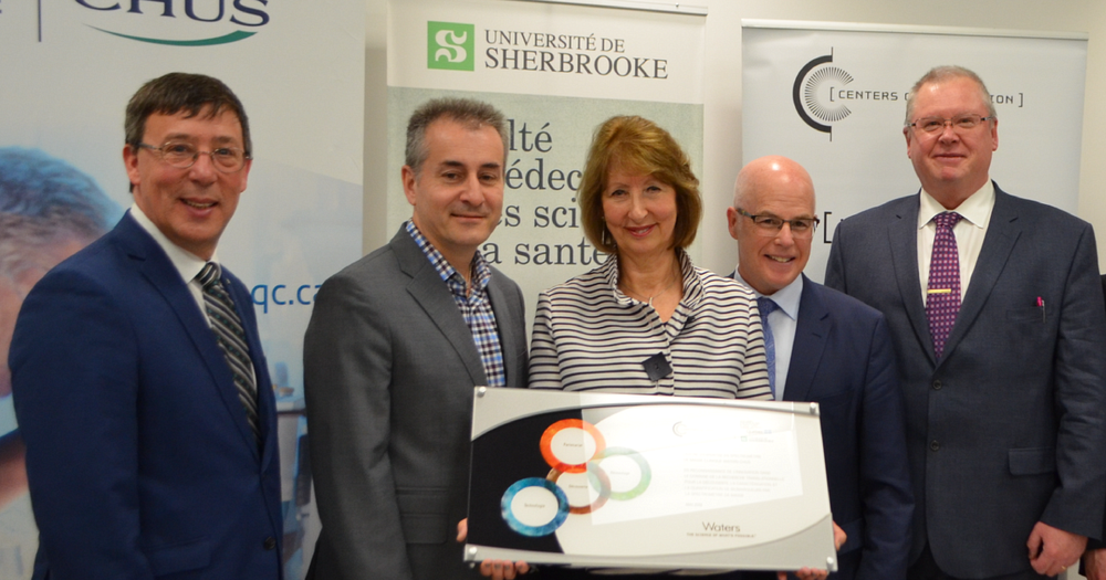 Christiane Auray-Blais, professeure-chercheuse &agrave; la Facult&eacute; de m&eacute;decine et des sciences de la sant&eacute; de l&rsquo;Universit&eacute; de Sherbrooke et au Centre de recherche du CHUS, est entour&eacute;e de ses partenaires lors de l&rsquo;inauguration du Centre d&rsquo;innovation Waters en spectrom&eacute;trie de masse.