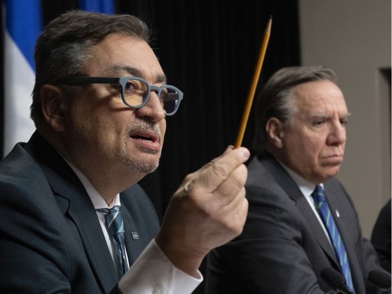 Horacio Arruda et le premier ministre Fran&ccedil;ois Legault lors du point de presse quotidien.&nbsp;