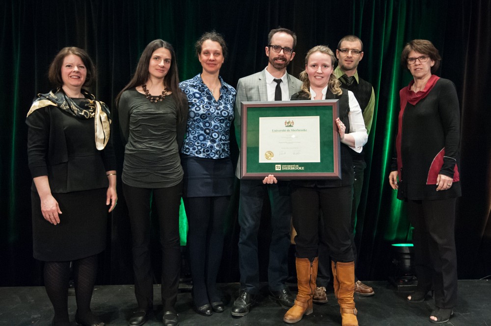 Reconnaissance de la qualit&eacute; de l&rsquo;enseignement remis au baccalaur&eacute;at en &eacute;cologie. De gauche &agrave; droite : Pre Lucie Laflamme, vice-rectrice aux &eacute;tudes,&nbsp;Mme&nbsp;V&eacute;ronique Gravel,&nbsp;Mme&nbsp;Caroline Girard,&nbsp;M.&nbsp;Benoit Lapointe,&nbsp;Pre Fanie Pelletier, M. Patrice Bourgault, Pre Luce Samoisette, rectrice de l'Universit&eacute; de Sherbrooke. Absent de la photo :&nbsp;Pr Marc B&eacute;lisle.&nbsp;