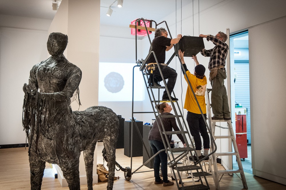 Deux jours avant le vernissage, l'&eacute;quipe est en plein montage de l'exposition M&eacute;liorisme.