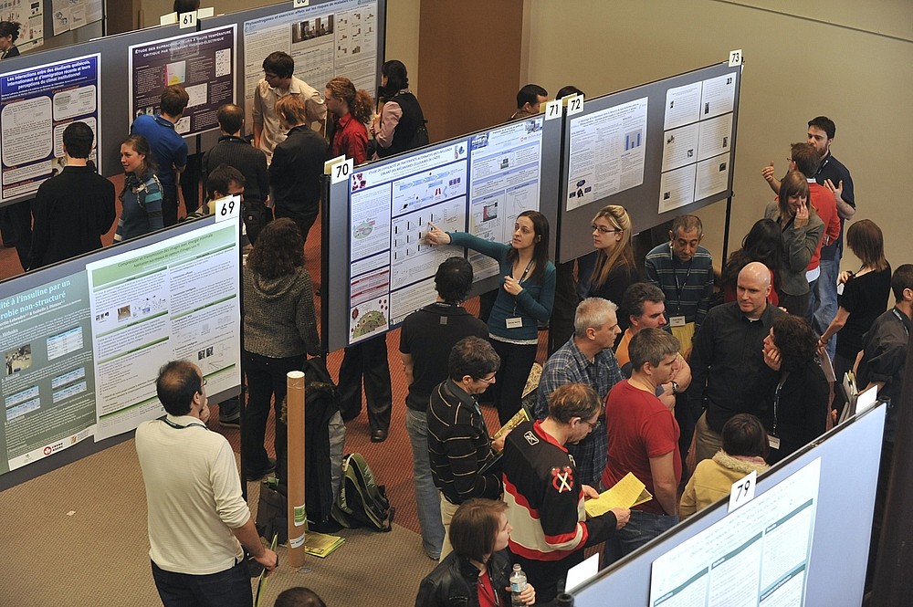 Les &eacute;tudiantes et &eacute;tudiants pr&eacute;sentant leur affiche au grand public.