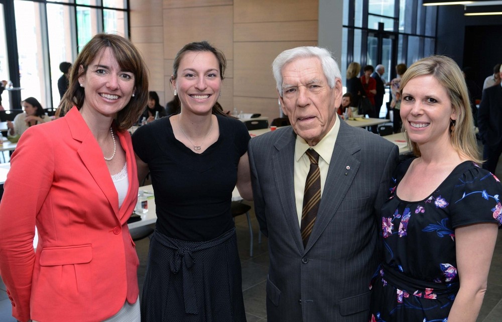 Les coordonnatrices du colloque, les professeures Anne-Marie Savard, Marie-&Egrave;ve Couture-M&eacute;nard et M&eacute;lanie Bourassa Forcier, en compagnie de monsieur Claude Castonguay, p&egrave;re de l'assurance-maladie du Qu&eacute;bec et ancien ministre de la Sant&eacute;.