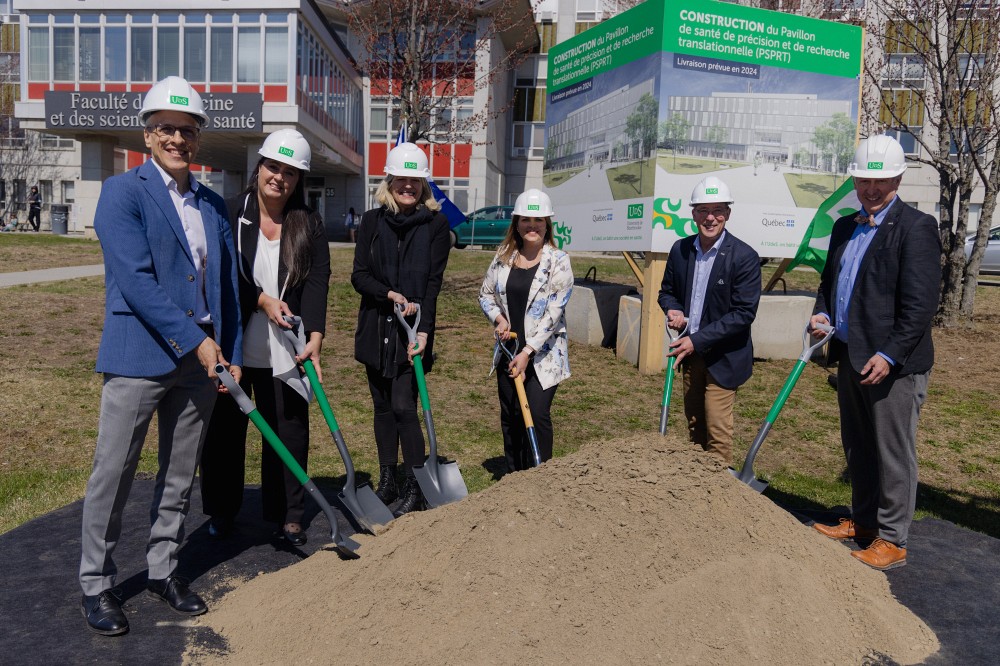 &Agrave; partir de la gauche : Pierre Cossette, recteur de l&rsquo;UdeS; Robin Marie Coleman, du CIUSSS de l'Estrie &ndash; CHUS; Denyse R&eacute;millard, vice-rectrice &agrave; l&rsquo;UdeS; Genevi&egrave;ve H&eacute;bert, d&eacute;put&eacute;e; Jean-Pierre Perreault, vice-recteur &agrave; l&rsquo;UdeS; et Dominique Dorion, doyen de la FMSS.