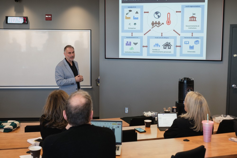 Frank Coggins, professeur &agrave; l&rsquo;&Eacute;cole de gestion et titulaire de la Chaire Desjardins en finance responsable, lors d&rsquo;une conf&eacute;rence sur la finance durable dans le cadre de la Semaine des ODD 2025 &agrave; l&rsquo;UdeS.