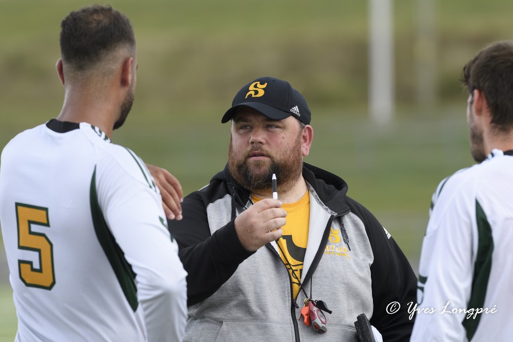 L'entra&icirc;neur David Guicherd, en compagnie de deux joueurs de la formation masculine de soccer Vert & Or.