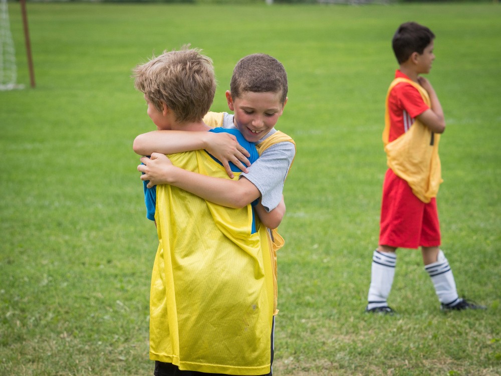 Enseigner l'&eacute;ducation physique au primaire et au secondaire, c'est plus que faire jouer les jeunes au ballon; les personnes enseignantes ont aussi comme r&ocirc;le d'inculquer des valeurs comme la sant&eacute;, le bien-&ecirc;tre, la justice et l'&eacute;quit&eacute;.