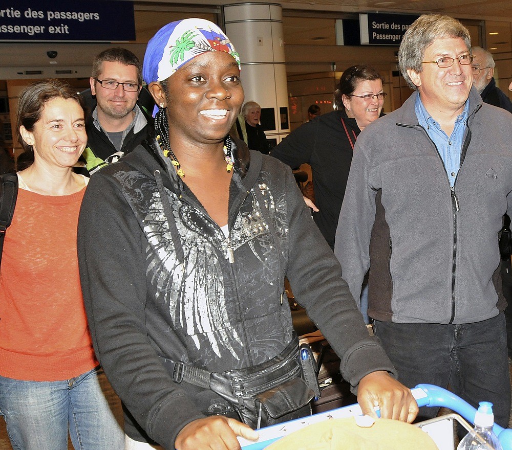 &Agrave; l'avant, la professeure et chirurgienne Anne M&eacute;ziat-Burdin, l&rsquo;infirmi&egrave;re Martine Duperval et le professeur Pierre-Michel Roy, lors de leur arriv&eacute;e &agrave; l'a&eacute;roport de Dorval.