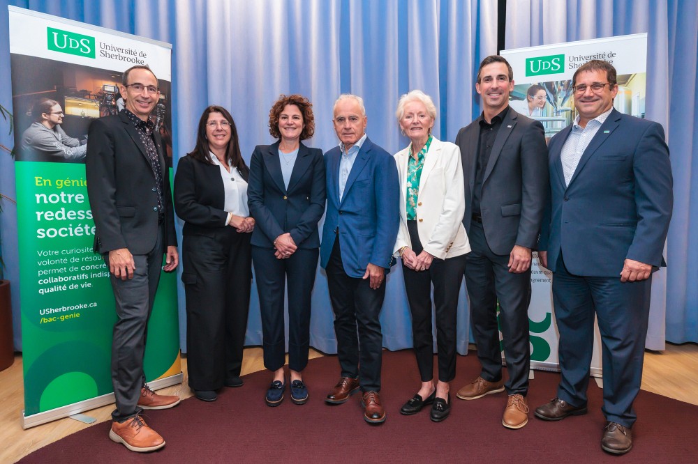 Au centre, V&eacute;ronique, Giuseppe et Lise Racanelli, lors de leur visite &agrave; l&rsquo;Universit&eacute; de Sherbrooke. Ils sont accompagn&eacute;s de Pr&nbsp;Jean Proulx, vice-recteur aux finances, aux infrastructures et au num&eacute;rique, Pre&nbsp;Nathalie Roy, doyenne de la Facult&eacute; de g&eacute;nie, de m&ecirc;me qu&rsquo;Alexandre Goulet, directeur du d&eacute;veloppement &agrave; la Facult&eacute; de g&eacute;nie et Pascal Gr&eacute;goire, directeur g&eacute;n&eacute;ral de la Fondation de l&rsquo;Universit&eacute; de Sherbrooke.
