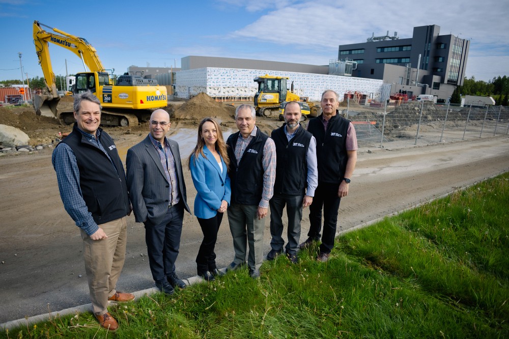 Pr Richard Ar&egrave;s, vice-doyen &agrave; la Facult&eacute; de g&eacute;nie; Pr Nadi Braidy, chercheur au 3IT; Chantal Lapointe, directrice des op&eacute;rations au 3IT; Pr R&eacute;jean Fontaine, chercheur au 3IT; &Eacute;tienne Grondin, directeur administratif au 3IT; Pr Paul Charette, directeur du 3IT.