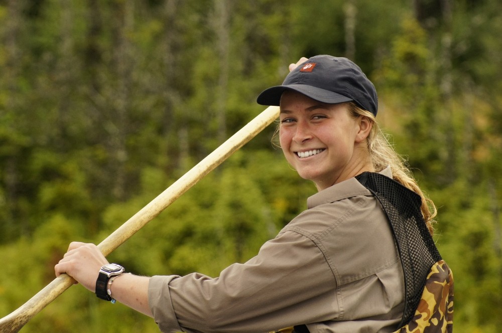 &Eacute;lise Imbeau en pleine activit&eacute; de canotage dans le cadre du forfait&nbsp;Randonn&eacute;e aventure au pays des caribous.