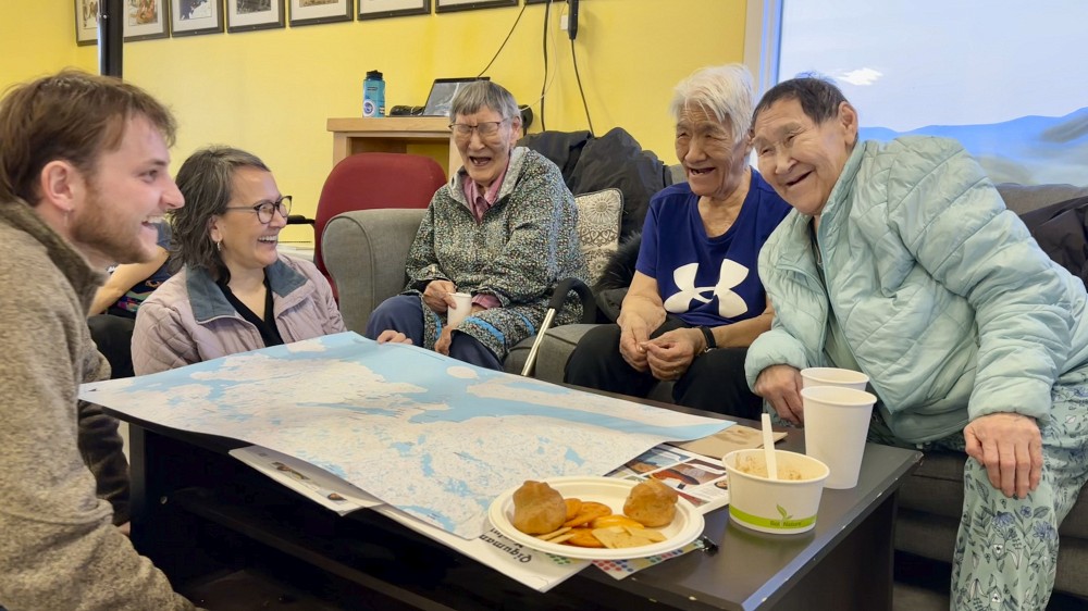 Loek Pascaud et St&eacute;phanie Coulombe &eacute;changent avec des personnes a&icirc;n&eacute;es (photo fournie).