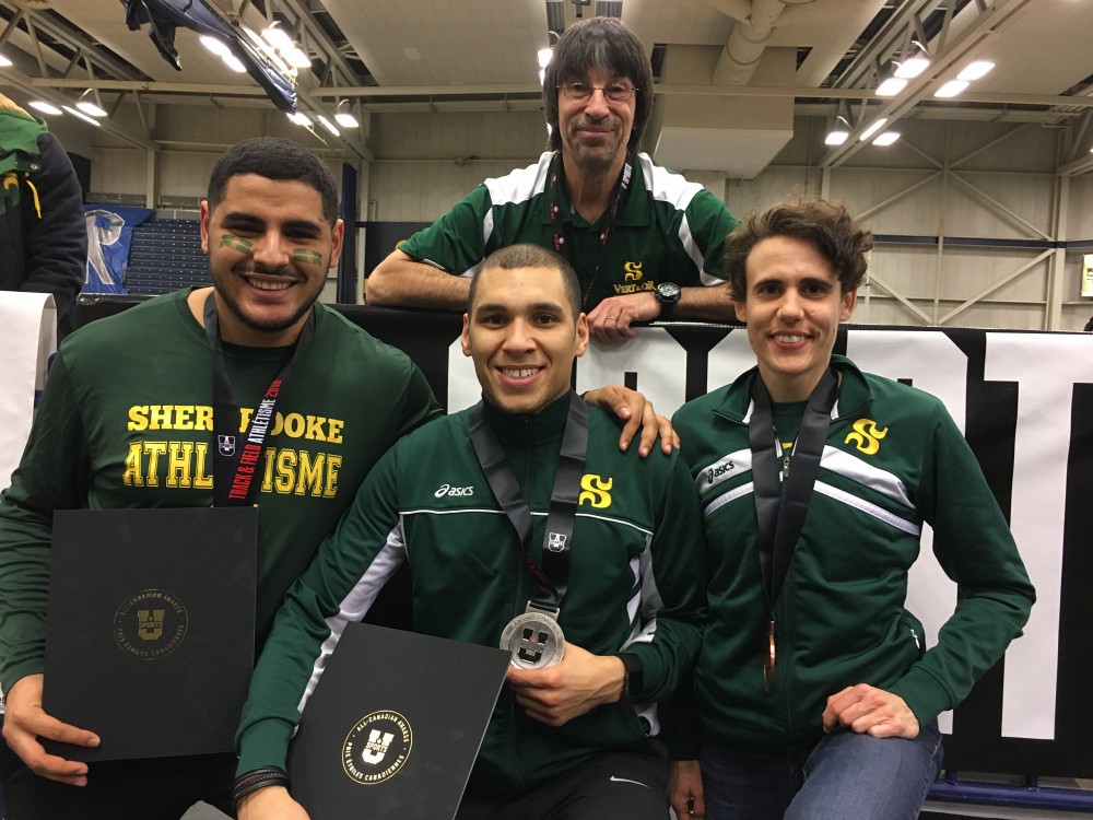 Les trois m&eacute;daill&eacute;s du Vert & Or du jour 2 des Championnats U Sports d'athl&eacute;tisme 2018: Samir Aber, Brandon Smith-Drouin et Am&eacute;lie Aug&eacute;, en compagnie de l'adjoint Yves Roy.