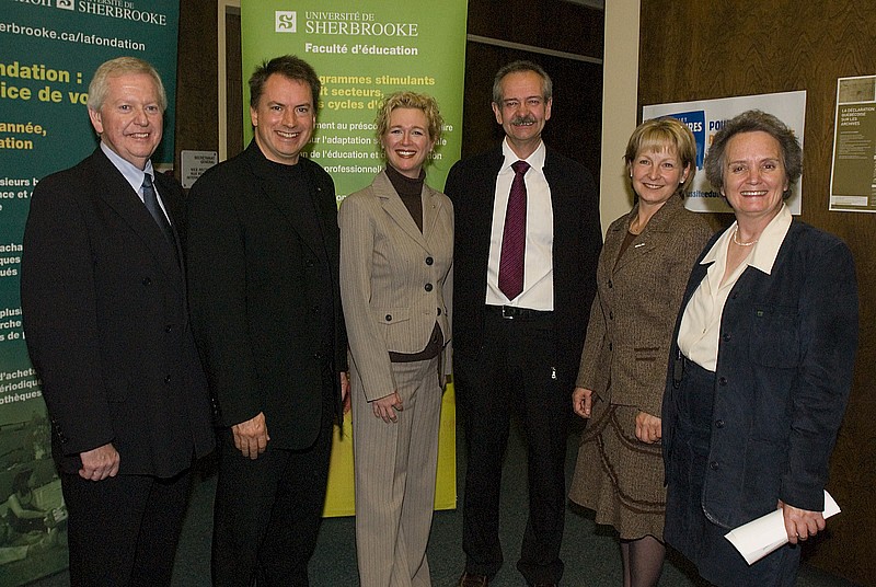 Sur la photo, dans l'ordre habituel&nbsp;: M.&nbsp;Camille Gendron, coordonnateur du Projet&nbsp;PRÉE, Pr&nbsp;Bruno-Marie Béchard, recteur de l'Université de Sherbrooke, Pre&nbsp;Marie-France Morin, titulaire de la Chaire, Pr&nbsp;André Beauchesne, vice-doyen à la formation et responsable du&nbsp;PSRÉ, Mme Yolande Nantel, co-présidente de la&nbsp;TECIÉ et Pre&nbsp;Céline Garant, doyenne de la Faculté d'éducation.