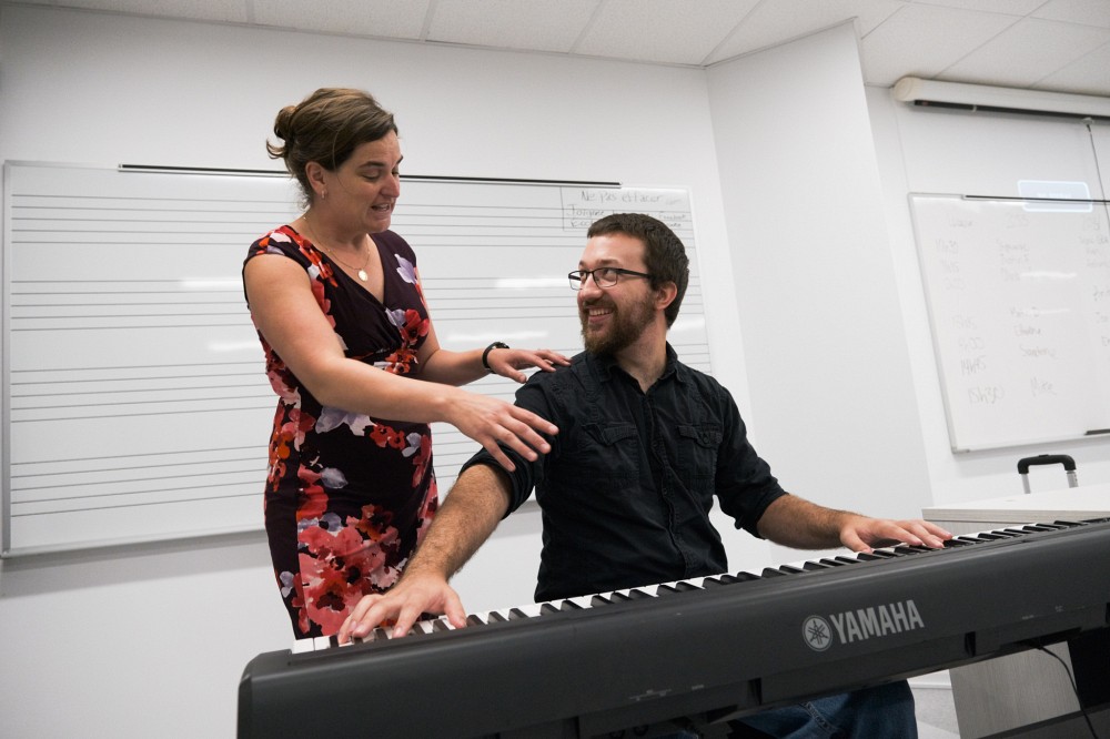 Judith Robitaille, ergoth&eacute;rapeute &agrave; la CURE, proc&eacute;dant &agrave; l'&eacute;valuation d'un &eacute;tudiant pratiquant le piano.