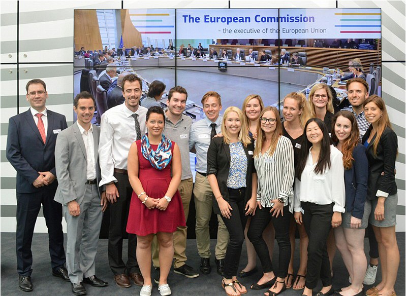 La d&eacute;l&eacute;gation de l'UdeS accompagn&eacute;e du professeur St&eacute;phane Legendre, du d&eacute;partement de Marketing de la Facult&eacute; d'administration, lors de leur visite &agrave; la Commission europ&eacute;enne en Belgique.