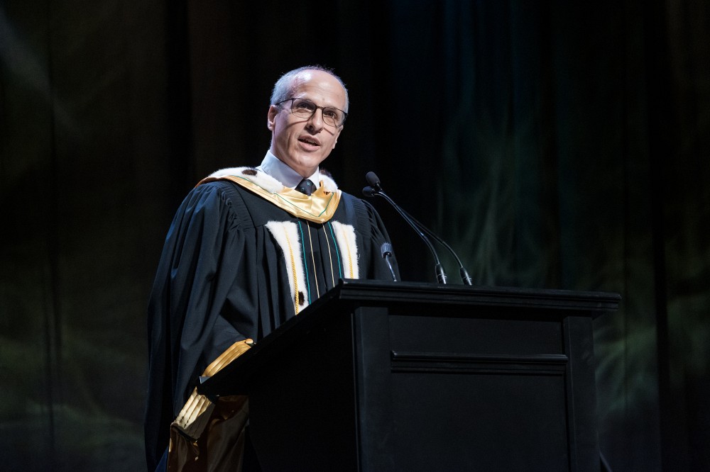 Le recteur, le professeur Pierre Cossette, s'adressant aux personnes dipl&ocirc;m&eacute;es, nouvelles ambassadrices et ambassadeurs de UdeS.