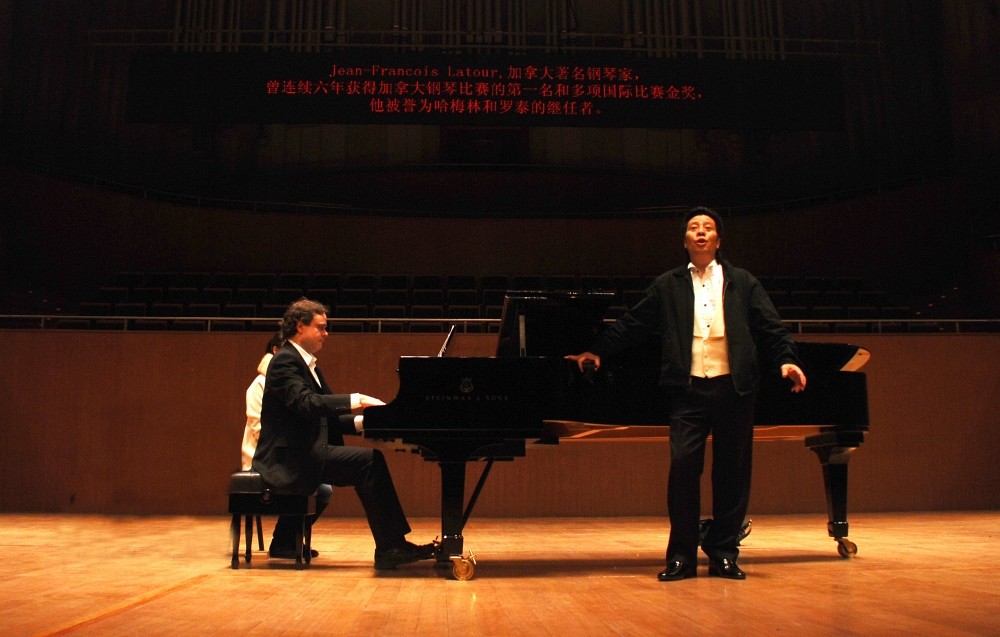 Le pianiste concertiste Jean-Fran&ccedil;ois Latour a offert deux concerts accompagn&eacute;s de chanteurs et chanteuses d'op&eacute;ra de renom en Chine.
