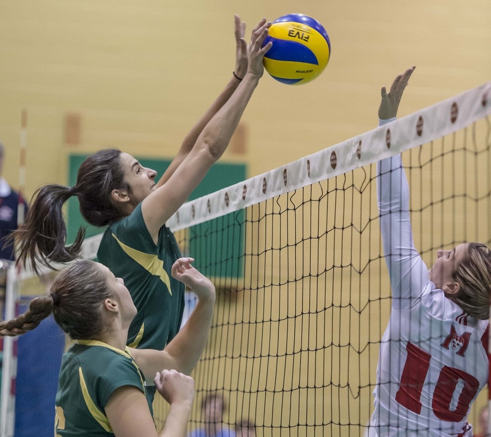 La passeuse du Vert & Or Kim Robitaille sur une action au filet contre les Martlets de McGill.