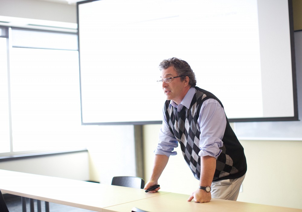 Le professeur Pierre Binette se sp&eacute;cialise dans les processus de n&eacute;gociation qui interviennent dans la d&eacute;cision politique, particuli&egrave;rement sur la n&eacute;gociation lors de forums internationaux.