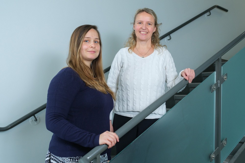 La doctorante Lidia Colejo Duran et la professeure Fanie Pelletier s'int&eacute;ressent aux impacts &agrave; long terme des environnements de d&eacute;but de vie sur les performances de reproduction.