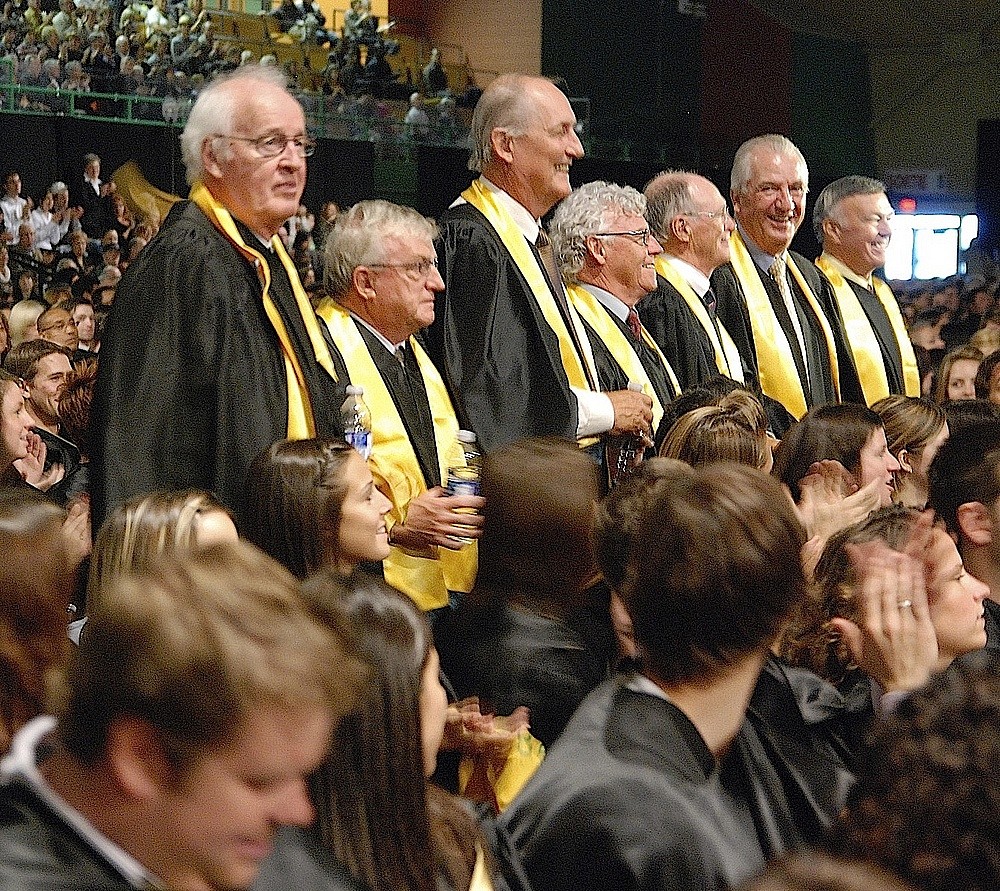 Les 34 dipl&ocirc;m&eacute;s cinquantenaires de l'UdeS, issus de la cohorte de 1960, ont &eacute;t&eacute; chaudement applaudis par la foule durant la c&eacute;r&eacute;monie principale de la collation des grades.