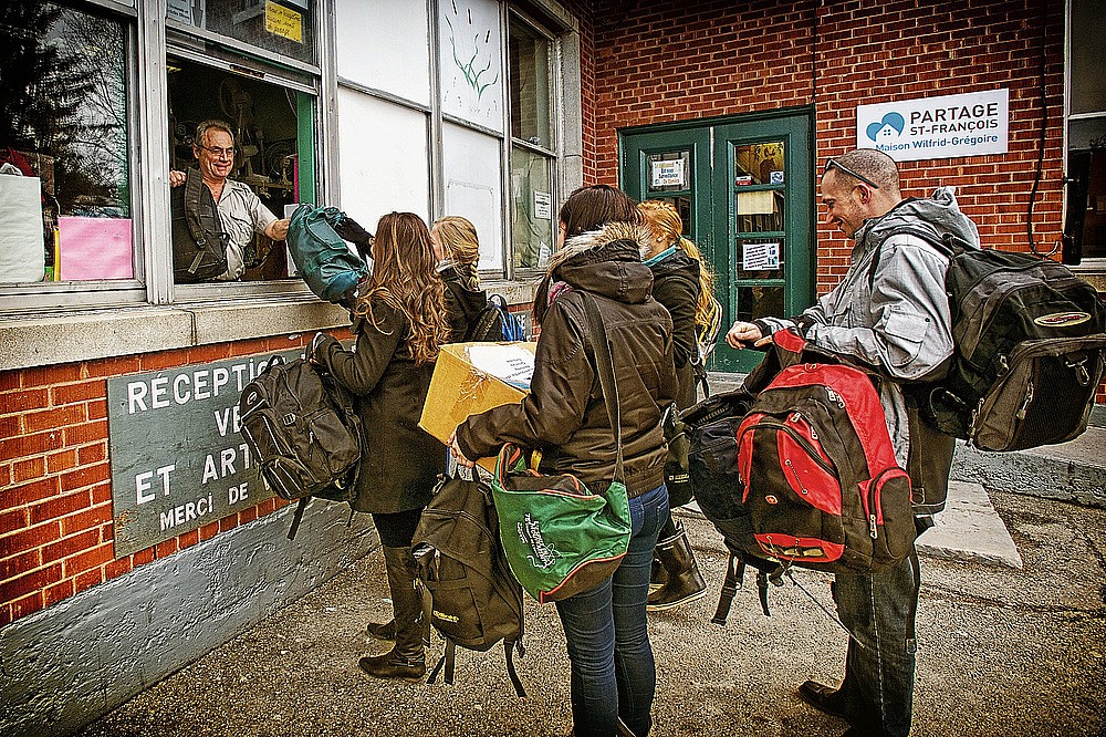 &Agrave; Sherbrooke, la remise des objets a eu lieu &agrave; la Maison Wilfrid-Gr&eacute;goire, l'un des trois points de service de l'organisme Partage Saint-Fran&ccedil;ois.