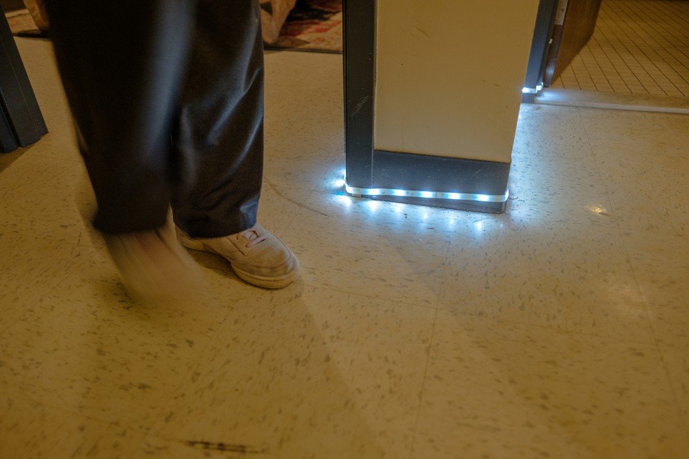 Des voyants lumineux permettent &agrave; une personne en situation d'errance nocturne de regagner sa chambre.