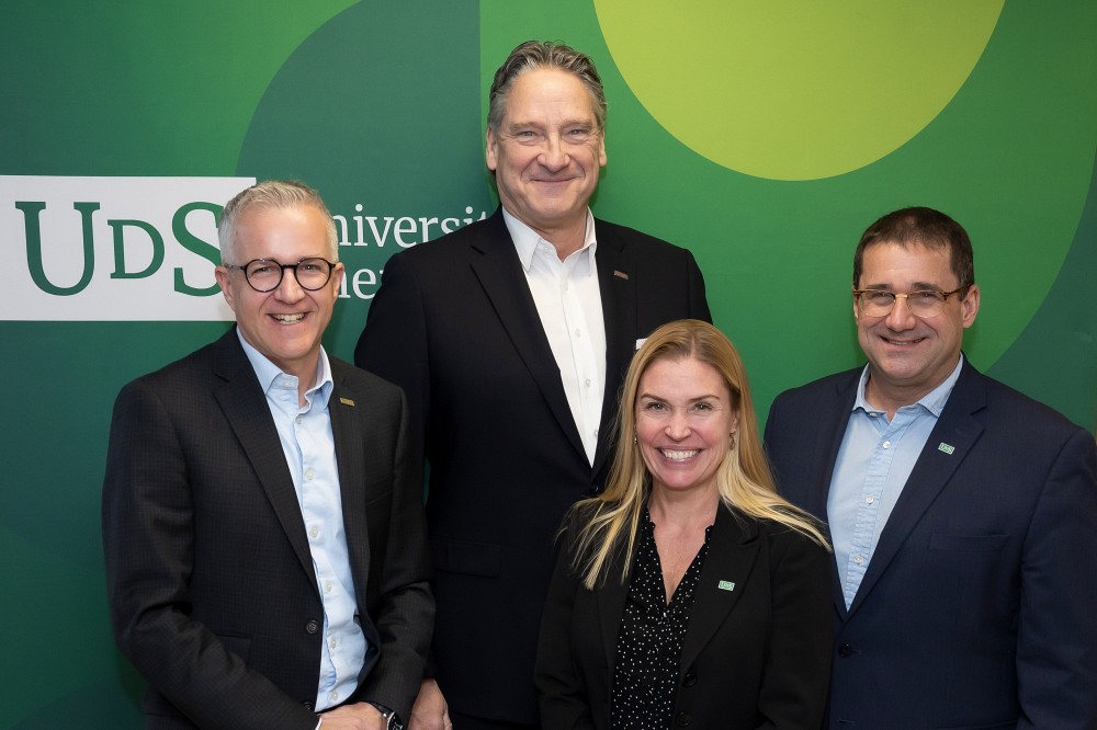 Les repr&eacute;sentants de belairdirect&nbsp;: M. Eric Campbell, CPA, Directeur principal, D&eacute;veloppement des affaires &ndash; Affinit&eacute; Qu&eacute;bec, M. Pierre Pag&eacute;, Directeur de comptes, d&eacute;veloppement des affaires, ainsi que les repr&eacute;sentants de l&rsquo;Universit&eacute; de Sherbrooke, Mme Sophie Goulet, Conseill&egrave;re en communication et M. Pascal Gr&eacute;goire, Directeur g&eacute;n&eacute;ral du Service des relations avec les dipl&ocirc;m&eacute;es et dipl&ocirc;m&eacute;s