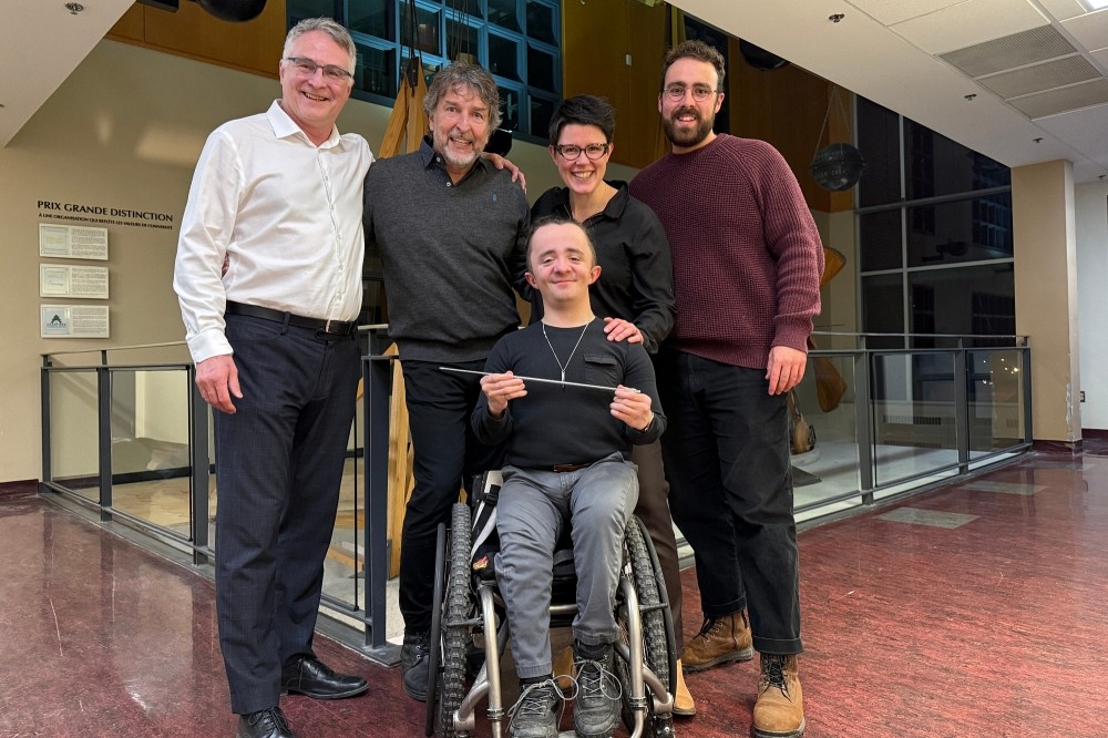 Au c&oelig;ur du cours Analyse de cas en bio‑ing&eacute;nierie : le professeur Denis Rancourt, le Dr Pierre Duval, le dipl&ocirc;m&eacute; en g&eacute;nie robotique Charles Maheu, la Dre &Eacute;lisabeth Leblanc et le charg&eacute; de cours C&eacute;dric Dessureault.