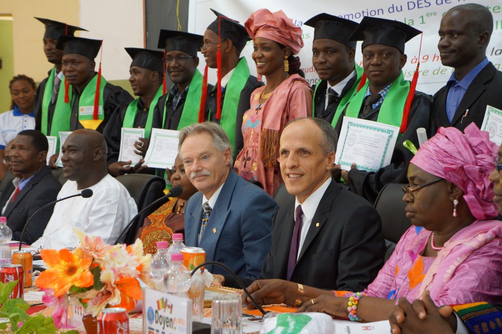 Sur la photo&nbsp;sont pr&eacute;sents le doyen de la facult&eacute; de m&eacute;decine de Bamako, l'ambassadeur canadien au Mali, la ministre de l&rsquo;enseignement sup&eacute;rieur, de la recherche et des sciences,&nbsp;le recteur de l&rsquo;Universit&eacute; de Bamako, le doyen de la FMSS et derri&egrave;re eux, les dipl&ocirc;m&eacute;s en m&eacute;decine de famille.
