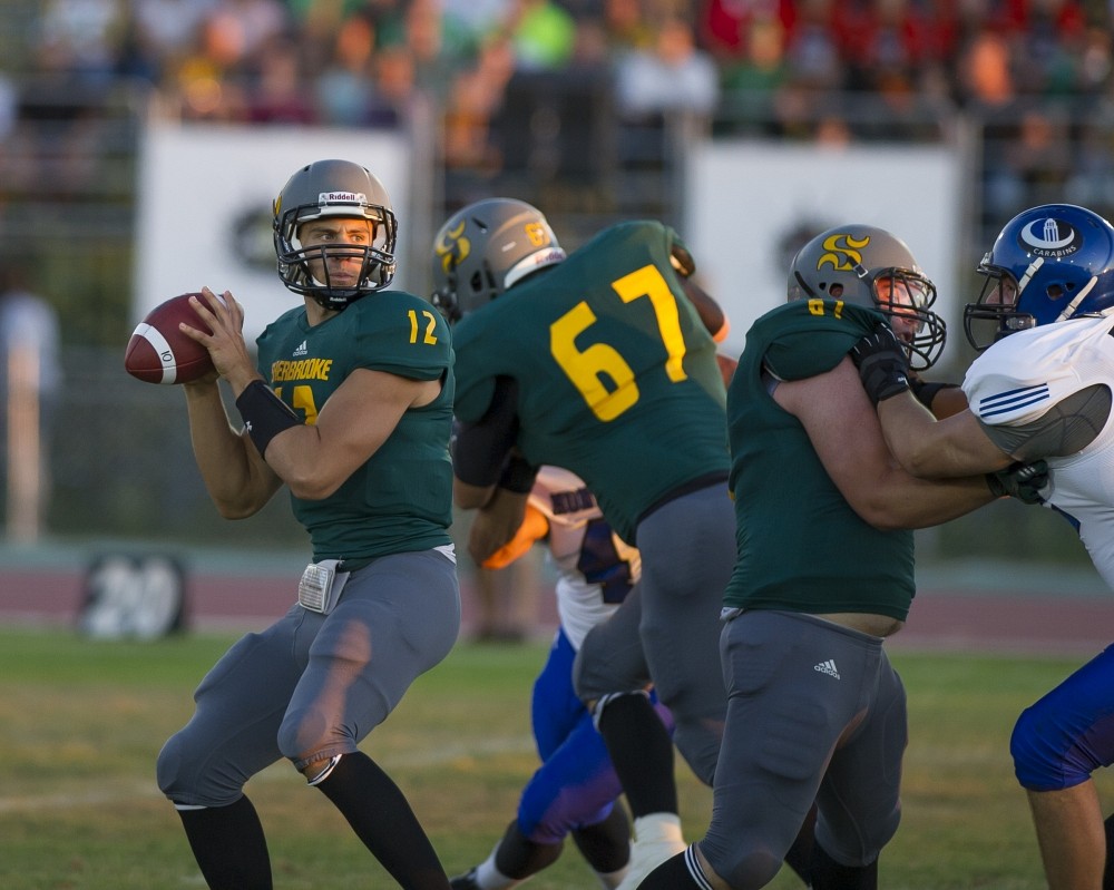 Le quart J&eacute;r&eacute;mi Roch a connu une soir&eacute;e de travail difficile : il a &eacute;t&eacute; frapp&eacute; &agrave; cinq reprises par la d&eacute;fensive des Carabins de l&rsquo;Universit&eacute; de Montr&eacute;al.