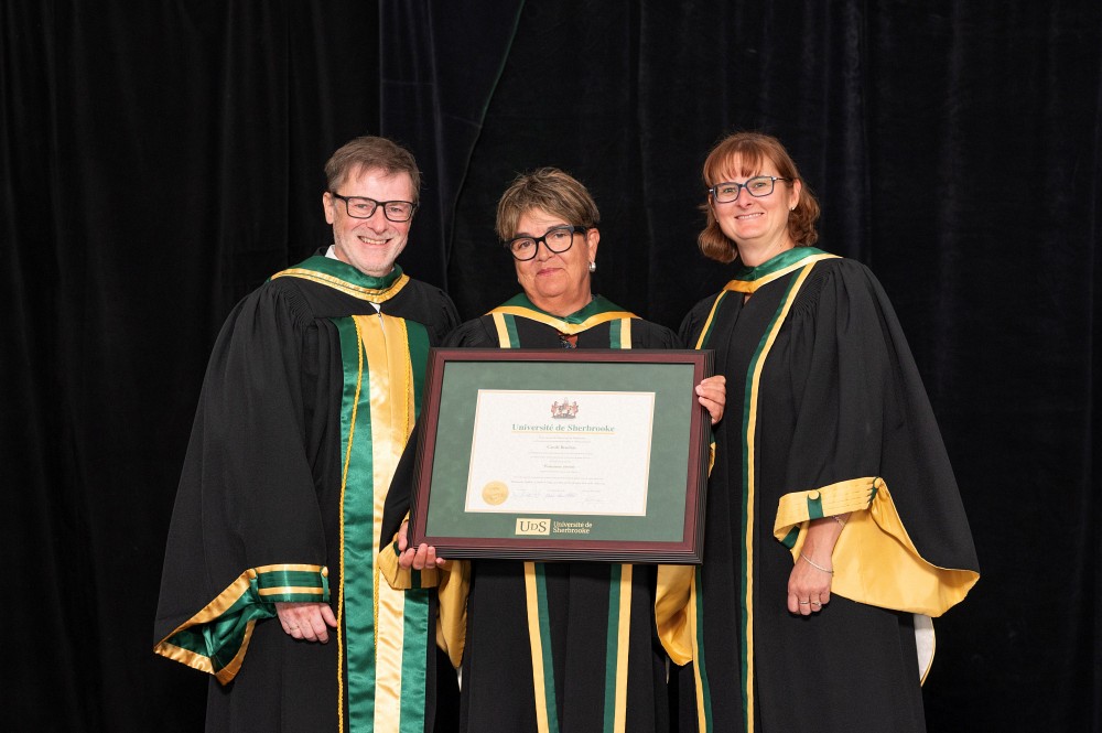La professeure Beaulieu a re&ccedil;u son attestation d'&eacute;m&eacute;ritat en compagnie du doyen de la Facult&eacute; des sciences, Pr Armand Soldera, et de Mme Sylvie Beaubien, vice-rectrice adjointe &agrave; la gouvernance, &agrave; la priorisation et aux projets strat&eacute;giques de l'UdeS.